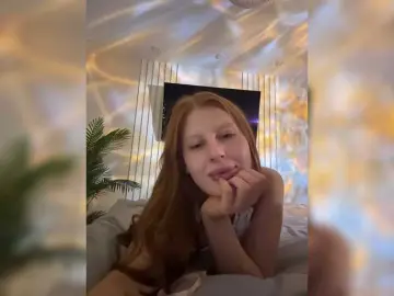 Julia-Fox  live sex cam