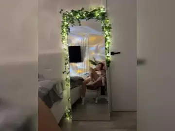 Julia-Fox  live sex cam