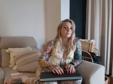 Tattoobbgirl  live sex cam