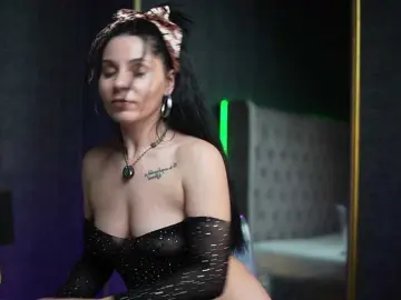 GiaEasyIce  live sex cam