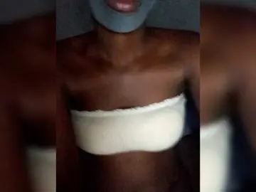 Maskedbitch  live sex cam