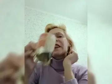 JulieSilver  live sex cam