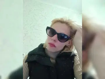 JulieSilver  live sex cam