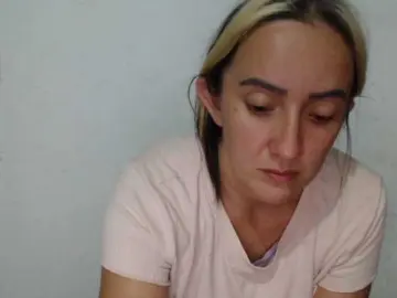 Danielasquirt  live sex cam