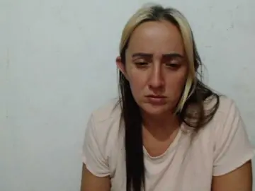 Danielasquirt  live sex cam