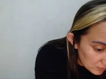 Danielasquirt  live sex cam