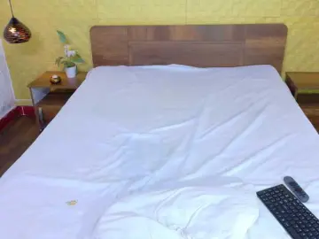 Mrs-booty  live sex cam