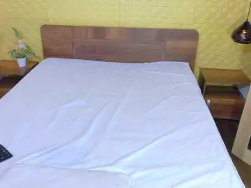 Mrs-booty  live sex cam