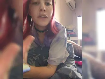 SquirtApril  live sex cam