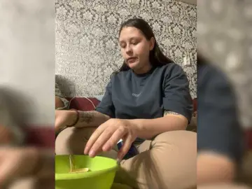 Kris220  live sex cam