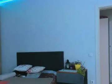 JanetShy  live sex cam