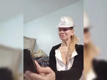 Victoria71  live sex cam