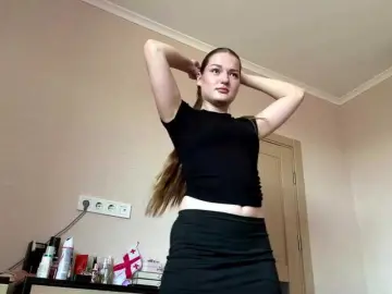 Lizzzanatoo  live sex cam
