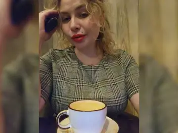 YourFunnyBlondiee  live sex cam