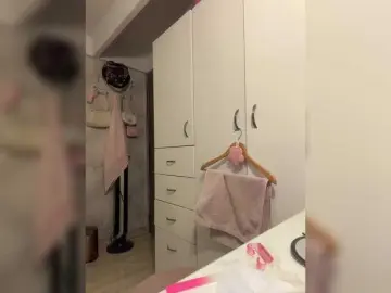 SallyeLeins  live sex cam