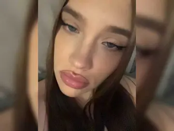 Glossmixdoll  live sex cam