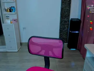 Brunette-Of-Your-Dreams  live sex cam