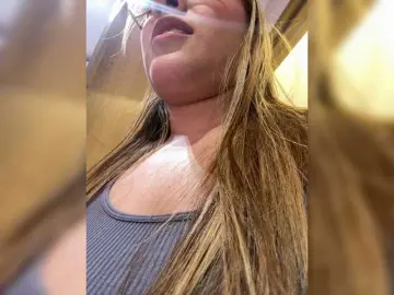 LittleToxic  live sex cam