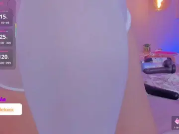 LittleToxic  live sex cam