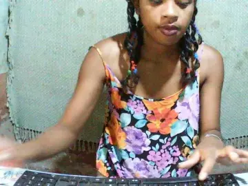 TriciaBella  live sex cam