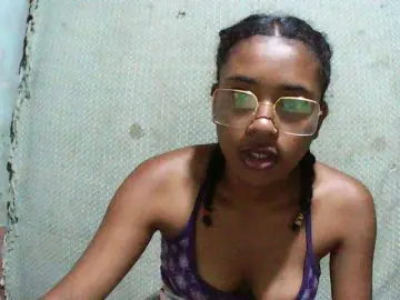 TriciaBella  live sex cam