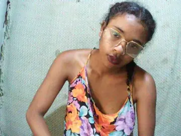 TriciaBella  live sex cam