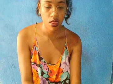 TriciaBella  live sex cam