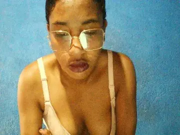 TriciaBella  live sex cam