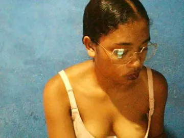 TriciaBella  live sex cam