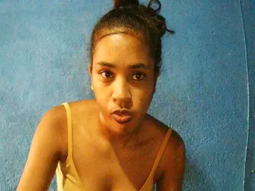 TriciaBella  live sex cam