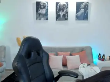 Puiyee13  live sex cam