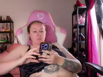 NylonQueen  live sex cam
