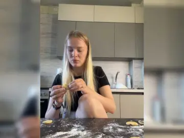 BlondienchenSasha  live sex cam