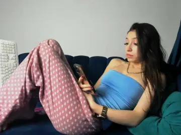 LucyLips  live sex cam