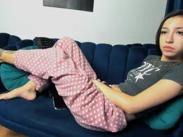LucyLips  live sex cam