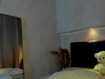 Emily-Lews  live sex cam