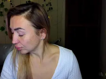 Jullyblondkiss  live sex cam