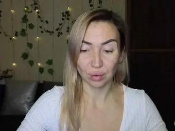 Jullyblondkiss  live sex cam