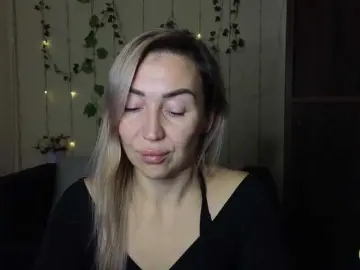 Jullyblondkiss  live sex cam