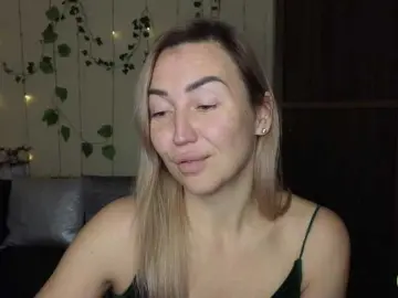 Jullyblondkiss  live sex cam