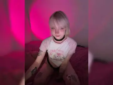 PikmiKira  live sex cam