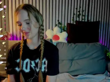 Casey-Sweeet  live sex cam