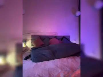 WhoreMira  live sex cam