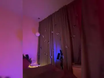 WhoreMira  live sex cam