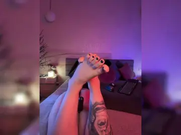 WhoreMira  live sex cam