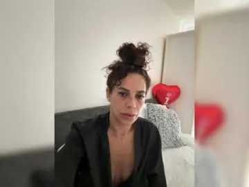 LadyVelvet22  live sex cam
