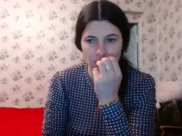 Karolina33  live sex cam