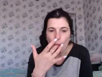 Karolina33  live sex cam