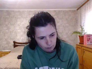 Karolina33  live sex cam