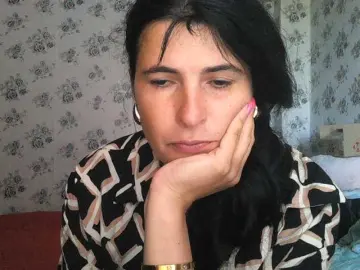 Karolina33  live sex cam